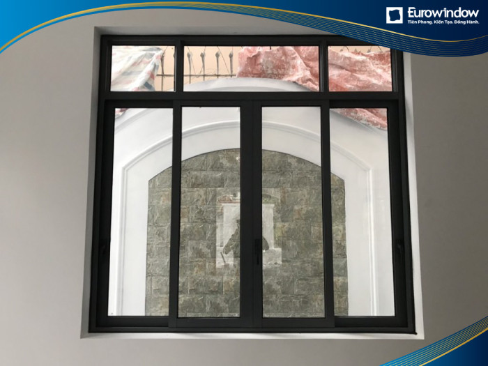 Cửa sổ 4 cánh mở trượt thiết kế với 4 khung cửa chính và 3 khung cửa nhỏ phía trên giúp lấy sáng tốt hơn, nâng cao tính thẩm mỹ cho ngôi nhà.