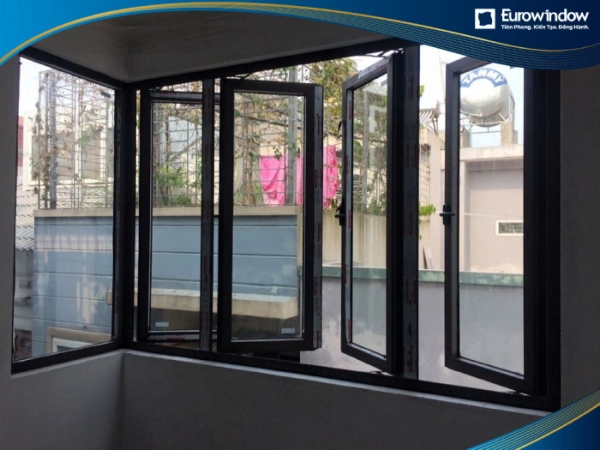 Cửa sổ nhôm 4 cánh mở quay lắp đặt tại vị trí cửa sổ trên tầng cao của tòa nhà, tăng tầm nhìn bao quát cho công trình mà không ảnh hưởng tới không gian bên trong.