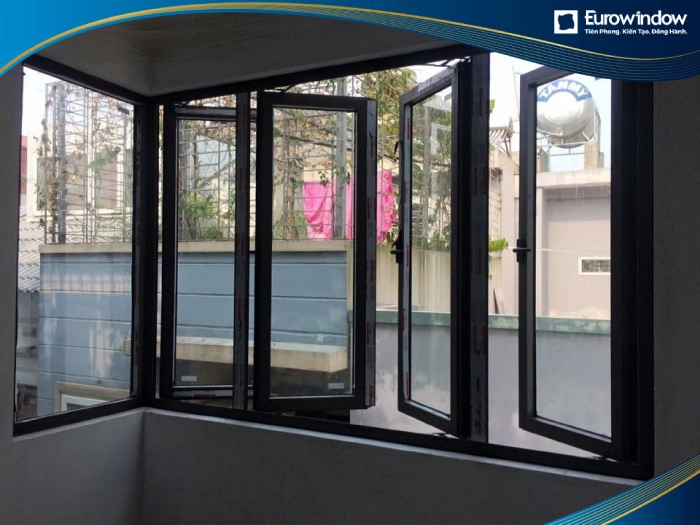 Cửa sổ nhôm 4 cánh mở quay lắp đặt tại vị trí cửa sổ trên tầng cao của tòa nhà, tăng tầm nhìn bao quát cho công trình mà không ảnh hưởng tới không gian bên trong.