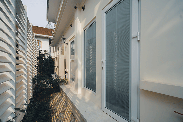 Hình ảnh cửa đi nhôm 1 cánh 2 lớp kính