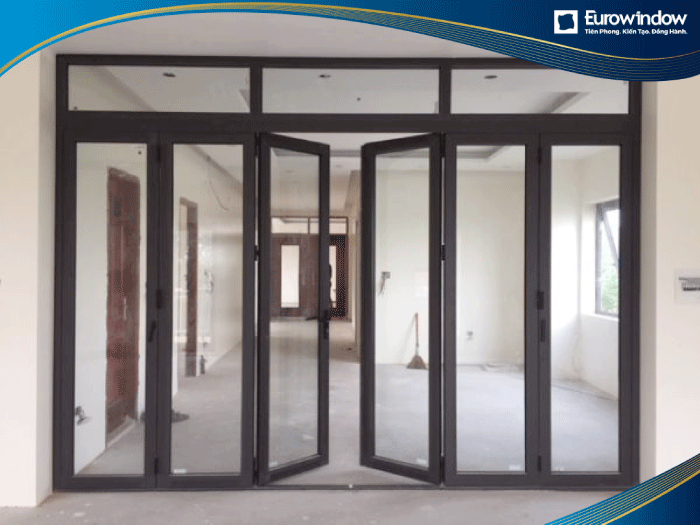 Cửa nhôm 6 cánh mở quay sử dụng làm vách ngăn giữa hai không gian trong tòa nhà giúp việc lưu thông qua lại dễ dàng hơn.