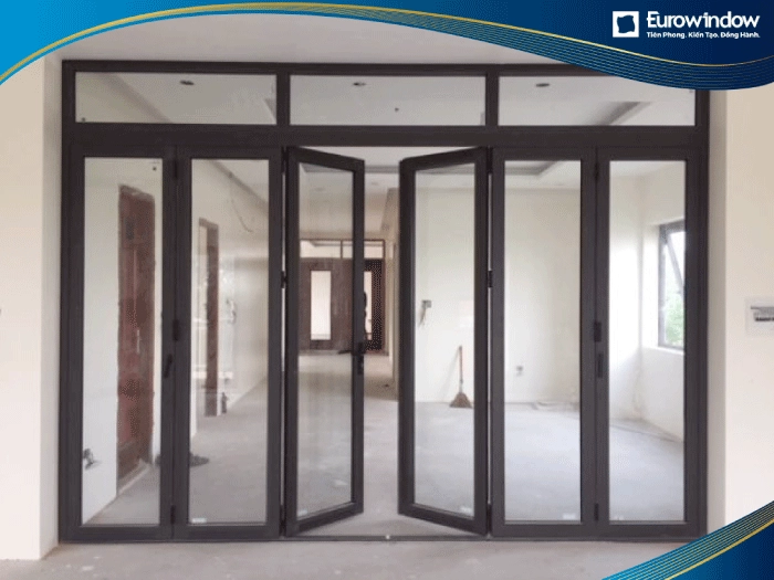 Cửa nhôm 6 cánh mở quay sử dụng làm vách ngăn giữa hai không gian trong tòa nhà giúp việc lưu thông qua lại dễ dàng hơn.