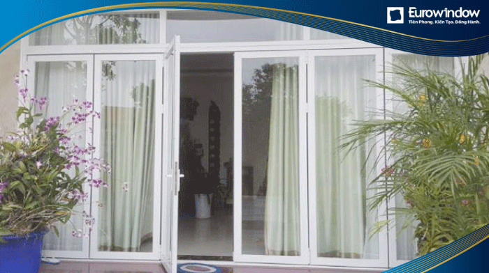 Cửa đi 6 cánh mở quay trong, quay ngoài màu trắng hiện đại lắp đặt tại vị trí lối ra vào biệt thự với hệ khung kính chắc chắn.