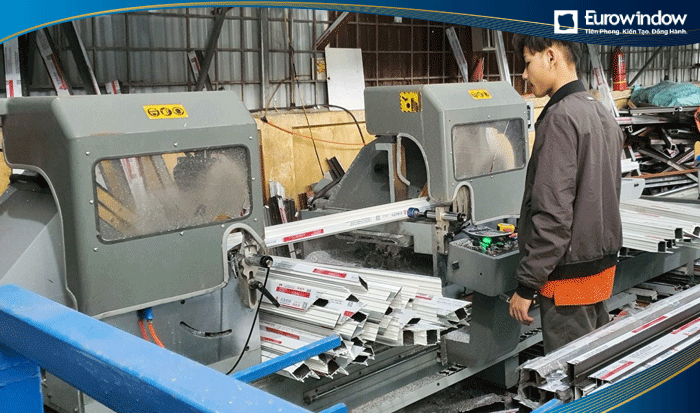 Cắt thanh nhôm làm cửa xếp trượt