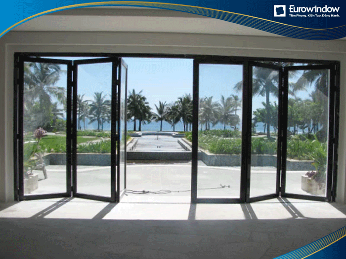 Cửa đi 6 cánh mở xếp trượt lắp đặt tại lối ra vào resort, tầm nhìn rộng. Sản phẩm có màu sắc đen nhám hiện đại đảm bảo lưu thông qua lại.
