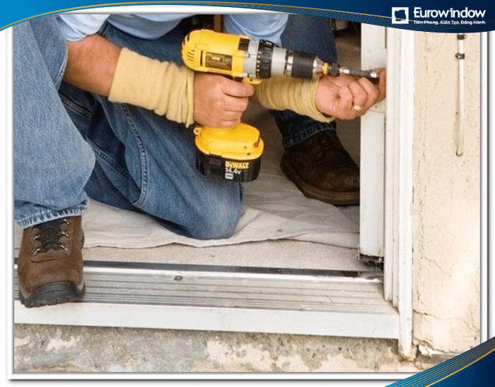 Khoan ốc vít cần đảm bảo đúng vị trí để không ảnh hưởng đến chất lượng cửa nhôm xếp trượt