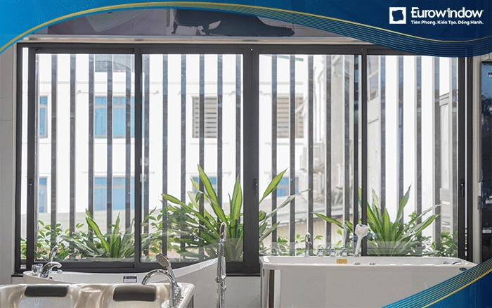 Cửa sổ nhôm Eurowindow xếp trượt 4 cánh dùng cho nhà vệ sinh 