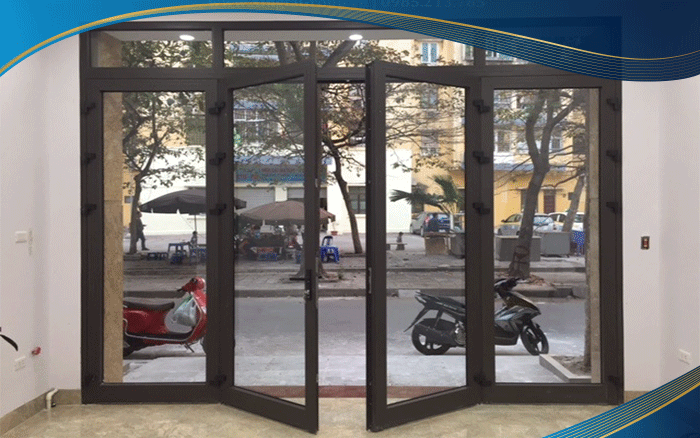 Cửa nhôm màu cà phê 4 cánh, 2 cánh to, 2 cánh nhỏ làm cửa chính tại các cửa hàng