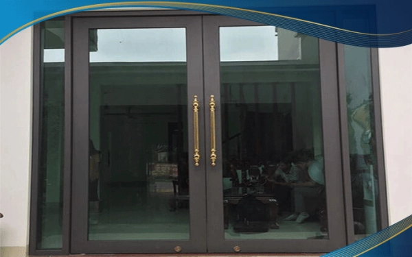 Cửa nhôm màu nâu cà phê có 2 vách cố định hai bên giúp không gian như được mở rộng hơn