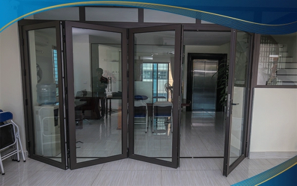 Cửa nhôm màu cà phê kiểu xếp gấp dành cho các công trình lớn