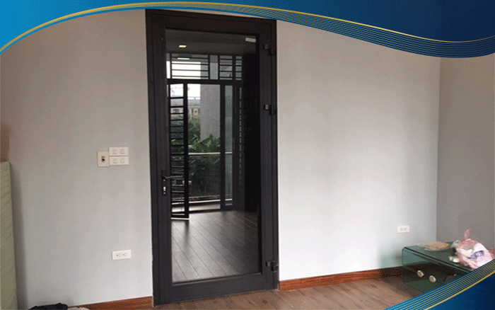 Cửa nhôm 1 cánh màu ghi thích hợp làm cửa phòng ngủ, phòng tắm, phòng vệ sinh hoặc lối ra vào của phòng nhỏ
