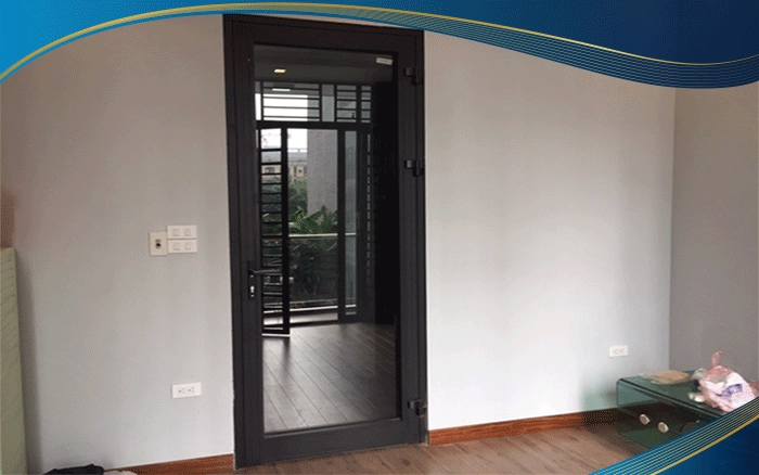Cửa nhôm 1 cánh màu ghi thích hợp làm cửa phòng ngủ, phòng tắm, phòng vệ sinh hoặc lối ra vào của phòng nhỏ