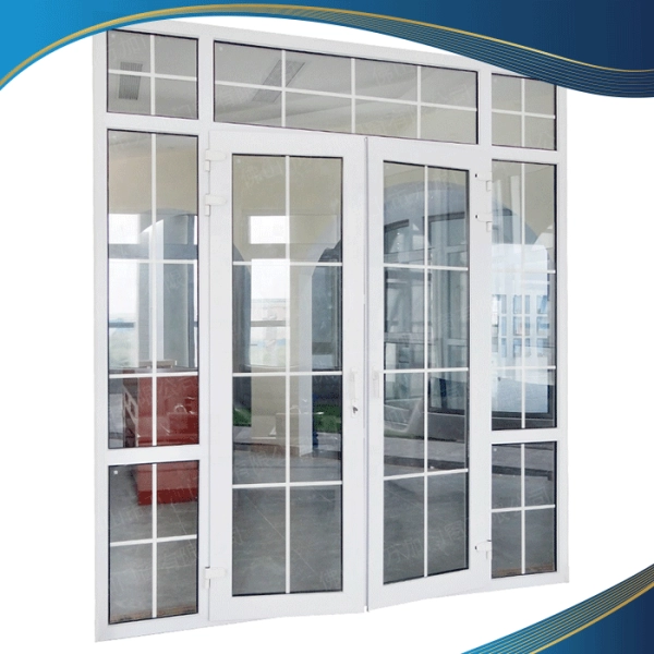 Cửa nhôm màu trắng mở quay 2 cánh ở ban công