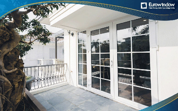 Cửa nhựa lõi thép làm cửa đi 3 cánh mở ngoài.