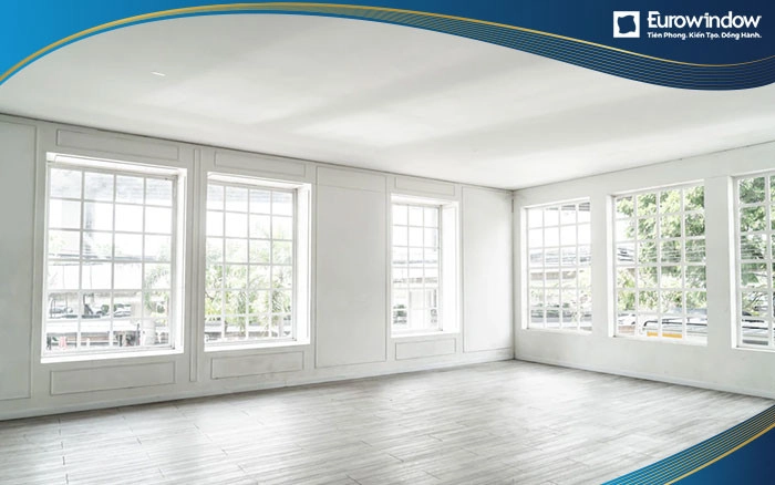 Kính trắng có giá thành rẻ nhất nhưng độ bền không cao bằng các loại còn lại