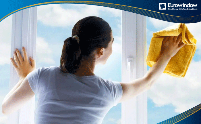 Sử dụng khăn khô để làm sạch cửa nhôm 1 cánh chia ô