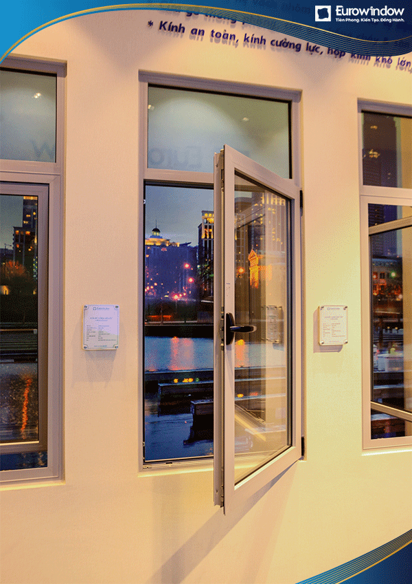 Cửa sổ mở quay trong 1 cánh màu xám được Eurowindow thi công tại khách sạn đối diện con sông và căn hộ cao cấp