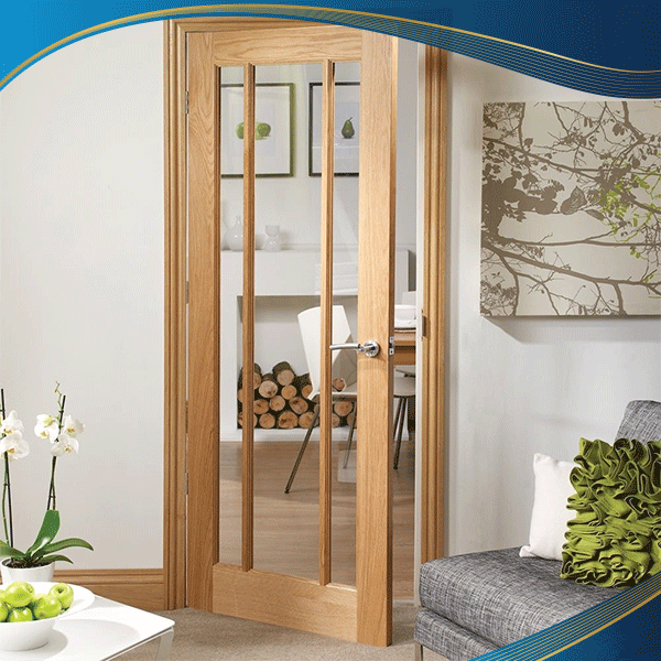 Cửa đi nhựa lõi thép 1 cánh vân gỗ lắp đặt tại lối ra vào giữa phòng ăn và phòng khách với thiết kế chia đố ấn tượng, giúp tăng khả năng chịu lực khi va đập.