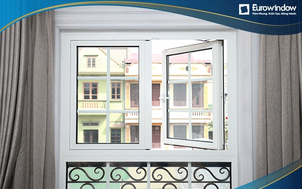 Cửa sổ mở quay 2 cánh kết hợp thanh nan trang trí tại phòng ngủ của căn nhà