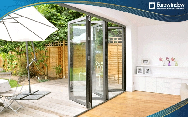 Cửa đi mở xếp nhiều cánh cho ban công căn villa