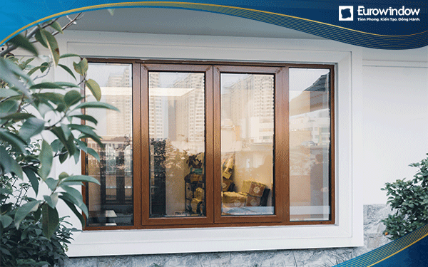 Cửa nhựa lõi thép màu nâu gỗ 2 cánh mở trượt được lắp đặt tại vị trí cửa ra vào phòng khách của gia đình