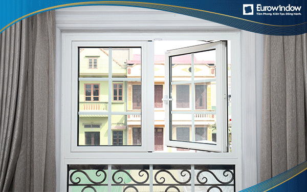 Mẫu cửa nhôm 2 cánh mở quay màu trắng có nan trang trí được lắp đặt tại biệt thự mang phong cách cổ điển.