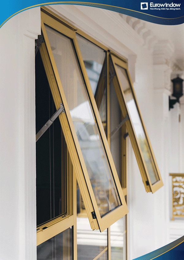 Cửa sổ mở hất 2 cánh kết hợp vách ở giữa màu vàng Eurowindow lạ mắt