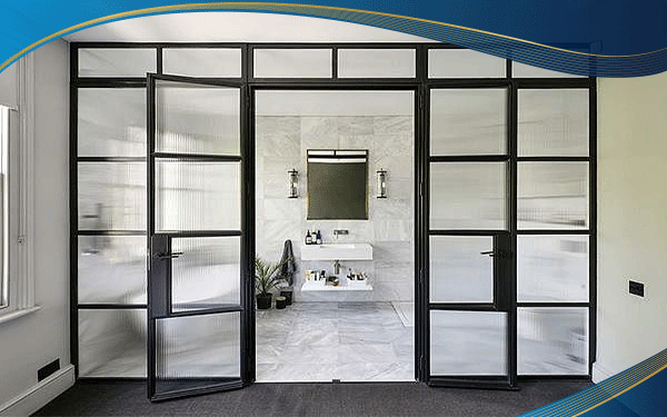 Mẫu cửa nhôm mở trượt 3 cánh lắp tại lối ra giữa phòng tắm và phòng ngủ của khu nghỉ dưỡng cao cấp, sử dụng tông màu đen tương đồng để tăng độ sang trọng và đẳng cấp.