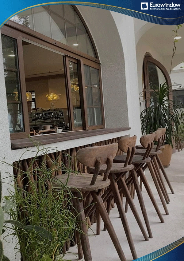 Cửa sổ nhôm mở trượt 3 cánh màu vân gỗ lắp đặt tại quán cà phê vừa cổ điển vừa mộ mạc