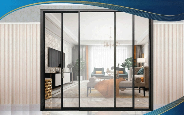 Cửa đi chính được làm bằng nhôm 4 cánh đố dọc giúp không gian có điểm nhấn, tinh tế nhưng không giảm tầm nhìn, là lựa chọn của nhiều gia đình thiết kế theo phong cách hiện đại 