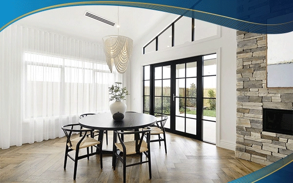 Cửa nhựa lõi thép 2 cánh cố định, 2 cánh mở quay màu đen khiến cho không gian trở nên trang nhã và sang trọng phù hợp cho công trình kiến trúc tân cổ điển tại khu vực ngăn cách các phòng.
