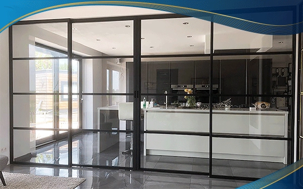 Cửa đi lõi thép 4 cánh chia đố thường được lắp đặt tại các khách sạn, biệt thự khu chung cư bởi cửa có hệ gioăng kín, khi đóng mở cửa sự va chạm của 2 cánh không tạo ra âm thanh.