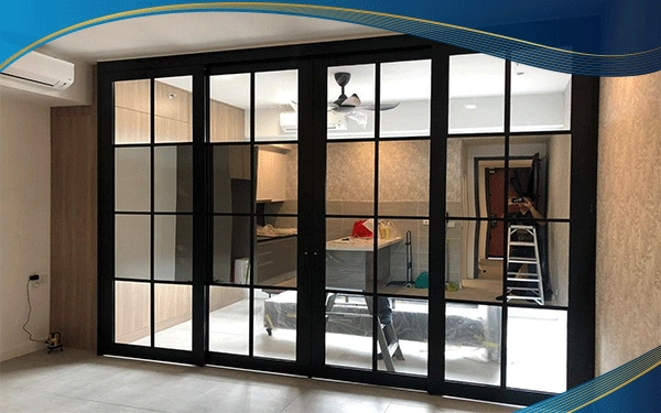 Cửa nhôm 4 cánh thường được ứng dụng làm cửa thông phòng tại phòng sách hoặc nhà hàng, khách sạn, Hệ cửa được làm lõi thép và phụ kiện đồng bộ khiến không gian có thể cách âm hoàn toàn với bên và mang lại cho không gian cách nhiệt tối đa.
