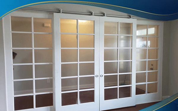 Cửa nhôm 4 cánh màu cà phê sang trọng được trang bị khung nhôm với bề dày 2mm có khả năng cách âm tốt phù hợp với công trình nhà ở, khách sạn, quán cà phê