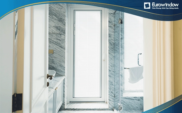 Cửa đi mở quay ngoài 1 cánh màu trắng được Eurowindow lắp đặt làm cửa ra vào nhà tắm, nhà vệ sinh trong phòng riêng của khách sạn, biệt thự, căn hộ