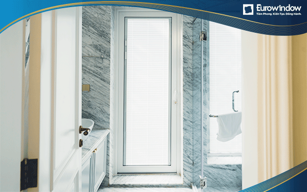 Cửa đi mở quay ngoài 1 cánh màu trắng được Eurowindow lắp đặt làm cửa ra vào nhà tắm, nhà vệ sinh trong phòng riêng của khách sạn, biệt thự, căn hộ