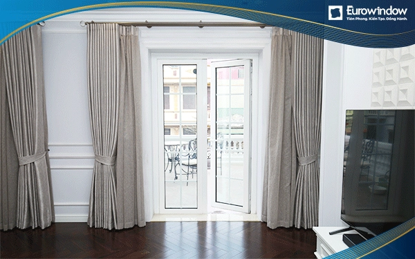 Cửa đi 2 cánh quay ngoài có nan trang trí màu trắng được Eurowindow lắp đặt tại khu vực ra vào ban công khách sạn