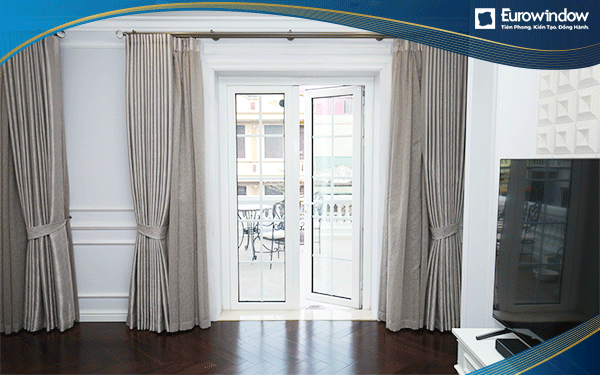 Cửa đi 2 cánh quay ngoài có nan trang trí màu trắng được Eurowindow lắp đặt tại khu vực ra vào ban công khách sạn 