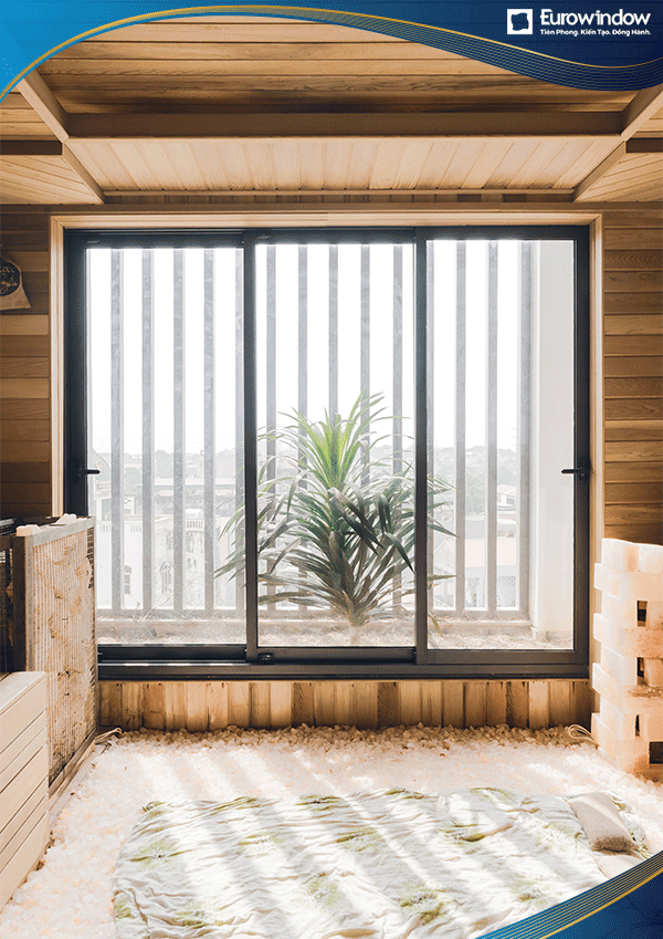 Cửa đi xếp trượt 3 cánh màu đen xám được Eurowindow lắp đặt làm cửa ra vào nhà tắm, nhà vệ sinh trong phòng riêng của khách sạn, biệt thự, căn hộ