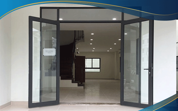 Cửa nhôm 2 cánh màu đen được lắp đặt tại phòng khách của gia đình kết hợp với ô kính phía trên để tận dụng tối đa ánh sáng từ bên ngoài vào.