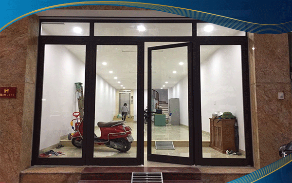 Cửa đi nhôm 4 cánh màu nâu đen mở quay trong tại phòng khách gia đình, tận dụng tối đa kích thước cửa nên không gian bên trong rất thoáng, không bị bí bách. 