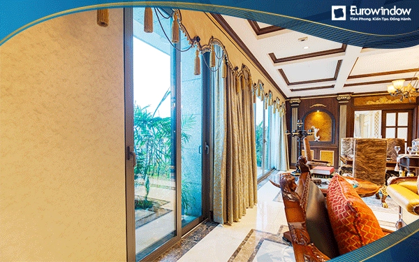 Cửa đi xếp trượt 6 cánh được Eurowindow thi công làm hệ cửa ra vào phòng khách tại nhà hàng sang trọng có view hướng ra khung cảnh đẹp