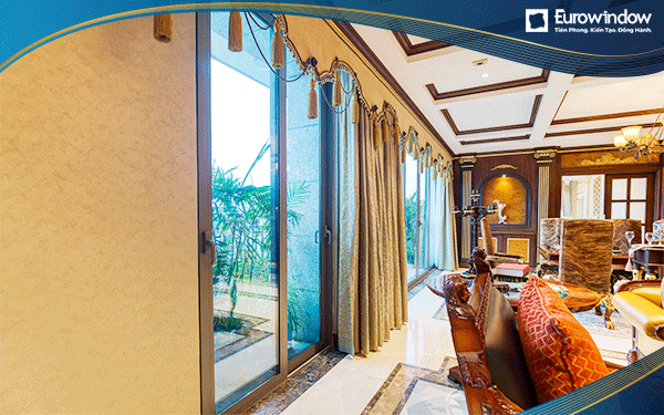 Cửa đi xếp trượt 6 cánh được Eurowindow thi công làm hệ cửa ra vào phòng khách tại nhà hàng sang trọng có view hướng ra khung cảnh đẹp 