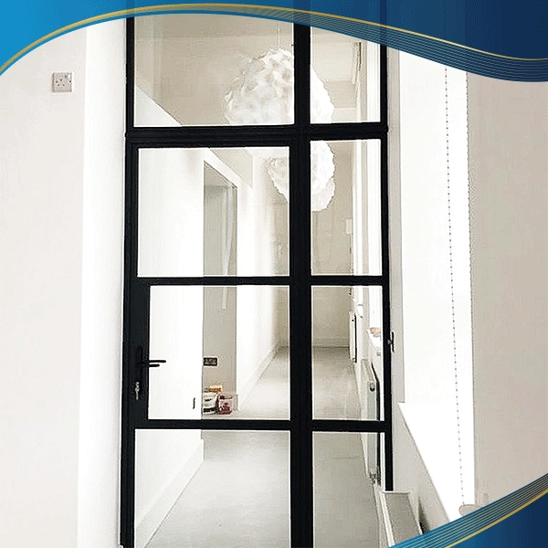 Cửa nhựa lõi thép 1 cánh được chia ô với cấu tạo chính là các thanh nhựa uPVC và các loại phụ gia chống cháy giúp lõi thép không bị biến dạng, không bắt lửa giúp bảo vệ phòng chung cư, nhà ở,quán cà phê khỏi các nguy cơ hỏa hoạn.