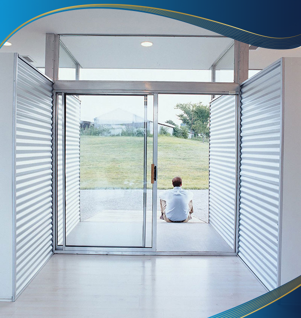 Cửa nhôm 2 cánh lùa màu trắng được lắp đặt tại cửa ra vào của biệt thự.