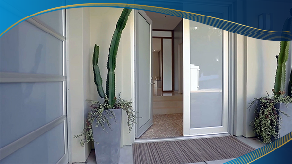 Cửa đi nhựa lõi thép 2 cánh quay trong màu trắng được Eurowindow lắp đặt tại lối ra vào ban công
