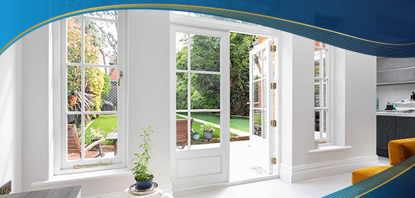 Cửa đi nhựa 2 cánh mở ngoài được Eurowindow lắp đặt tại cửa chính của biệt thự