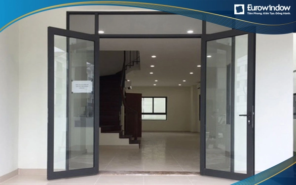 Cửa nhôm 2 cánh mở quay ngoài được lắp đặt tại nhà ở có không gian phía ngoài rộng, lựa chọn màu tương phản để tạo điểm nhấn đặc biệt