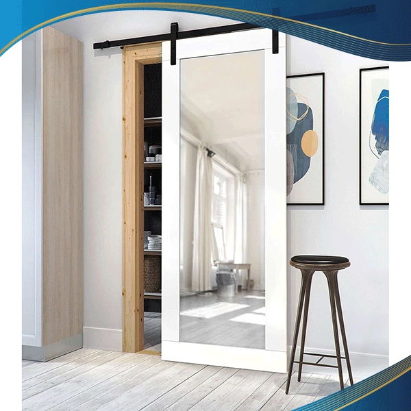 Cửa lùa màu trắng kính mờ lắp đặt làm cửa ra vào phòng khách, phòng ngủ tại công trình có thiết kế tối giản. Bởi hệ cửa có độ mở lên đến 90% và khả năng giữ nhiệt tốt giúp người dùng giảm thiểu chi phí điện năng với căn phòng lắp đặt điều hoà, lò sưởi.
