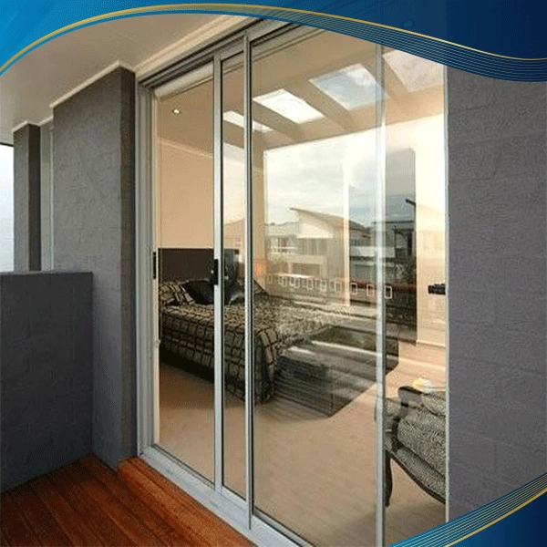 Cửa nhôm 2 cánh mở trượt cho lối ra ban công phòng ngủ tại khách sạn để tận dụng view và ánh sáng tự nhiên từ bên ngoài